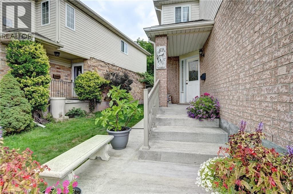 Single Family at 447 HIDDEN CREEK Drive, Kitchener, Ontario - Photo 4 - RE/MAX Garden City Realty