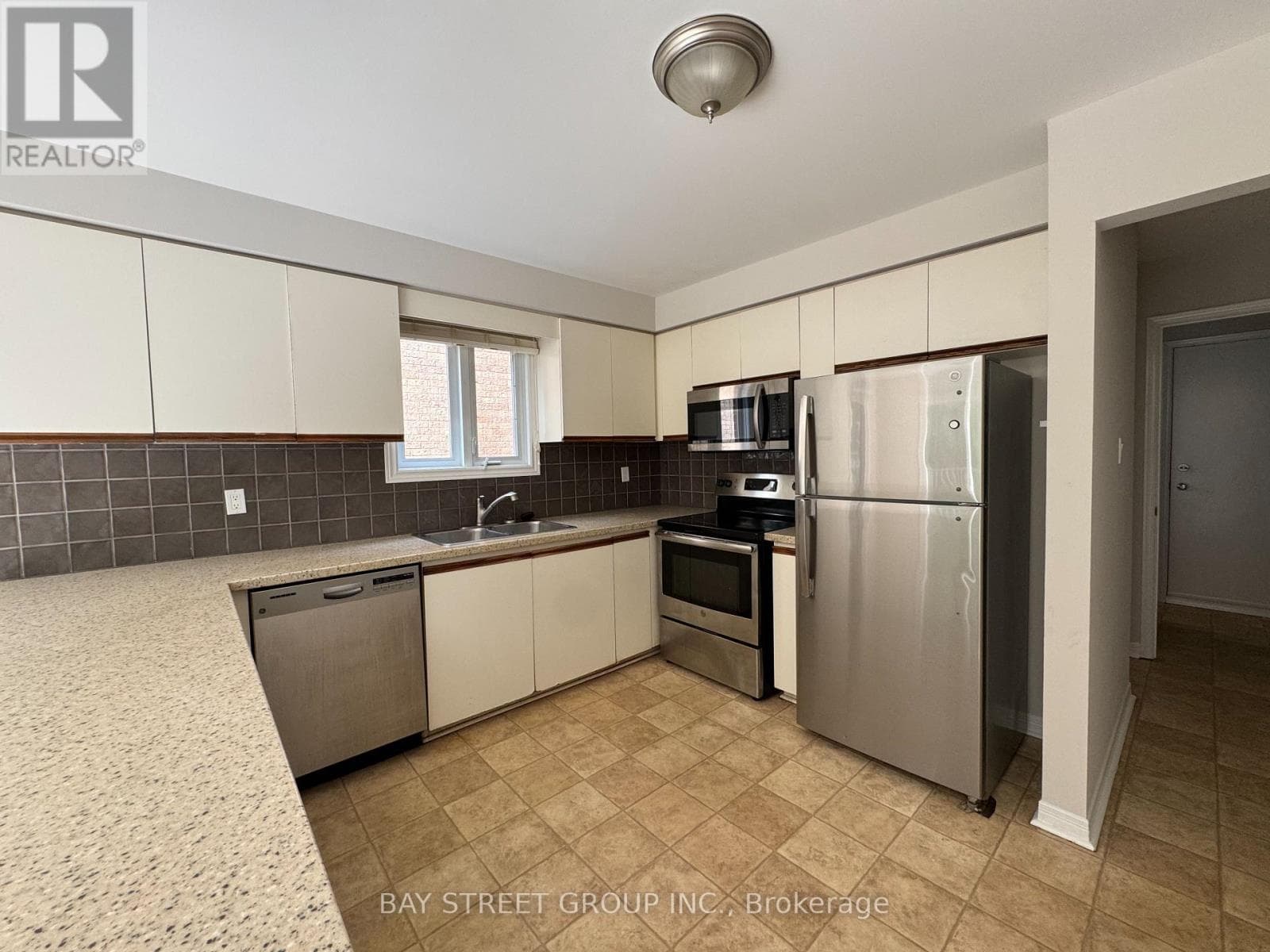 Single Family at 2034 Oxford Avenue, Oakville (RO River Oaks), Ontario - Photo 7 - RE/MAX Garden City Realty