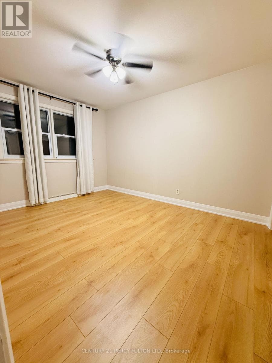 Single Family at 379 Welland Avenue, Oshawa (McLaughlin), Ontario - Photo 7 - RE/MAX Garden City Realty