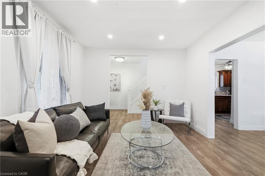 Single Family at 5098 ST LAWRENCE Avenue, Niagara Falls, Ontario - Photo 6 - RE/MAX Garden City Realty