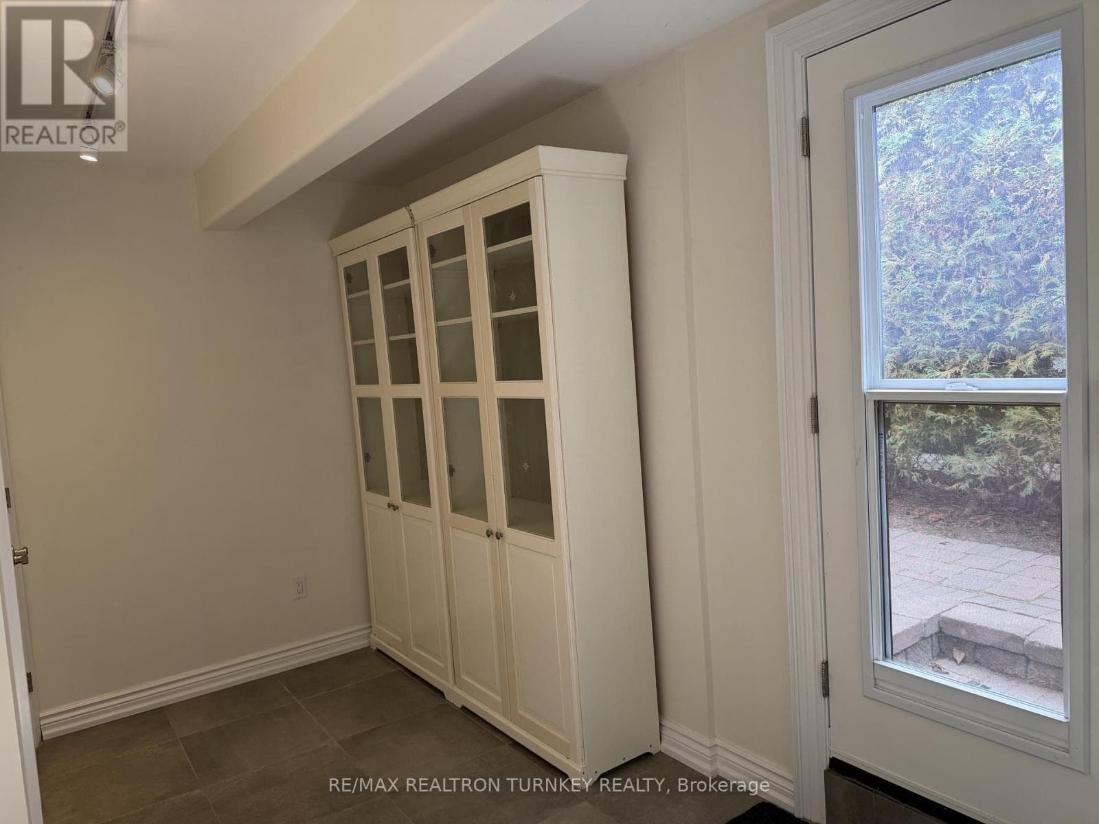 Single Family at Lower- 310 Queen Street, Newmarket (Central Newmarket), Ontario - Photo 7 - RE/MAX Garden City Realty