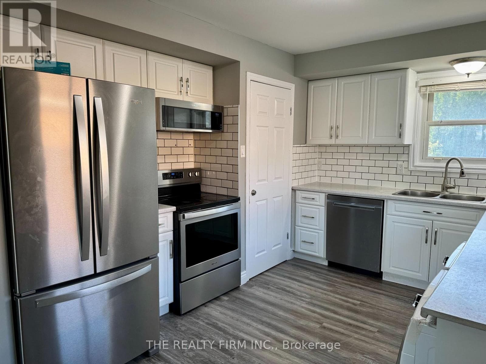 Single Family at 22 Archer Crescent, London South (South X), Ontario - Photo 3 - RE/MAX Garden City Realty