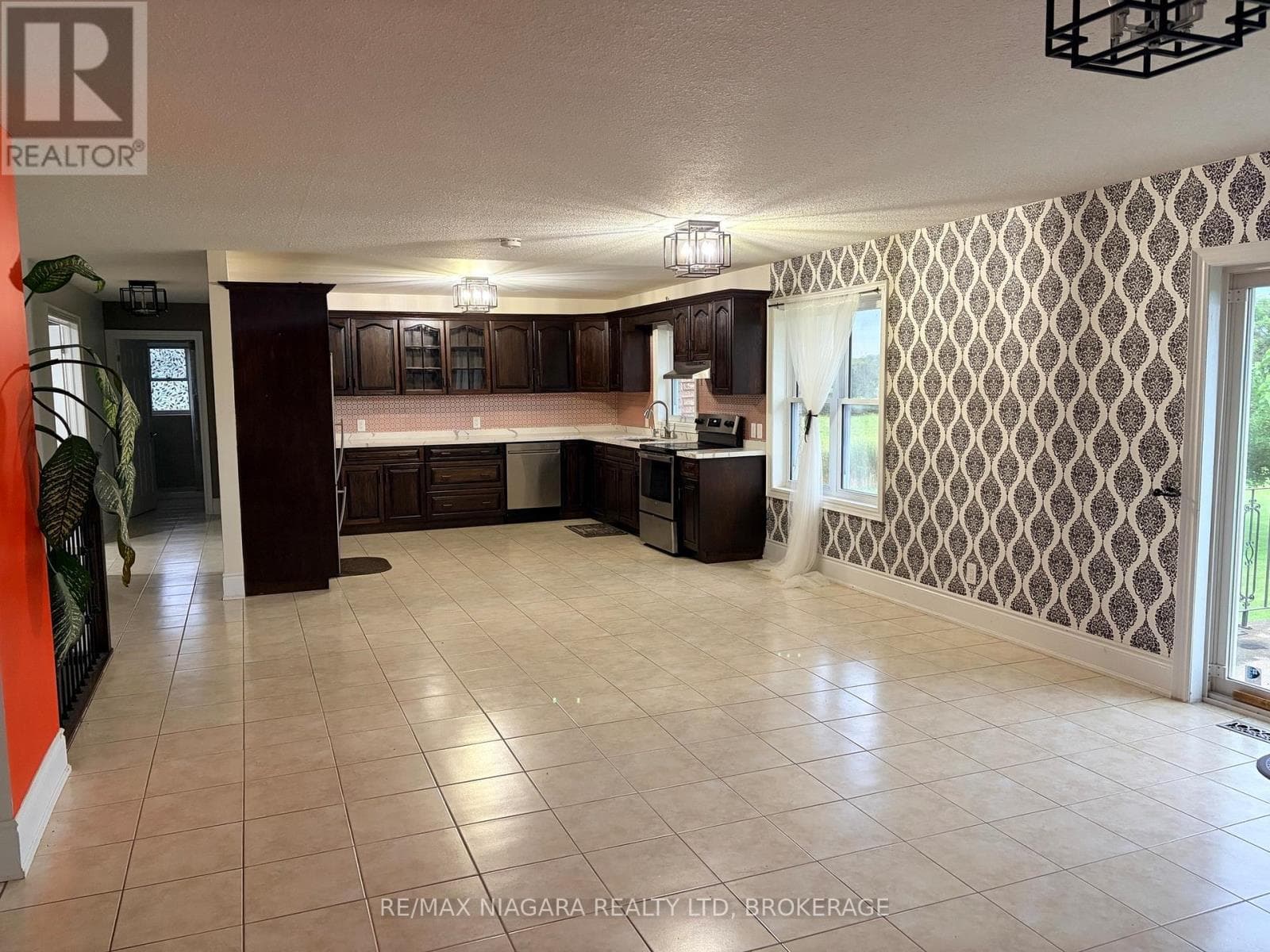 Single Family at Upper- 1010 FOSS Road, Pelham (Fenwick), Ontario - Photo 6 - RE/MAX Garden City Realty