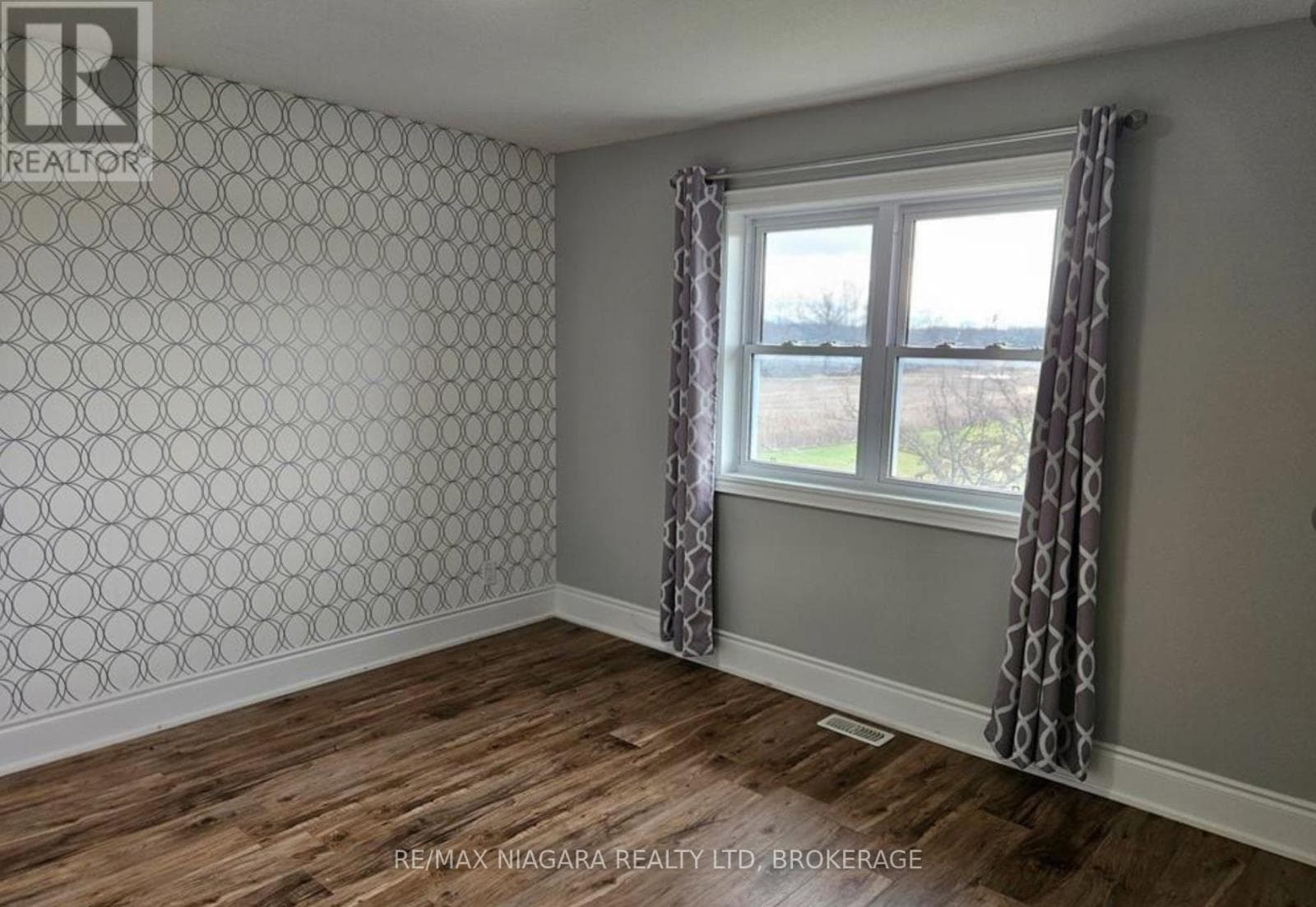 Single Family at Upper- 1010 FOSS Road, Pelham (Fenwick), Ontario - Photo 7 - RE/MAX Garden City Realty