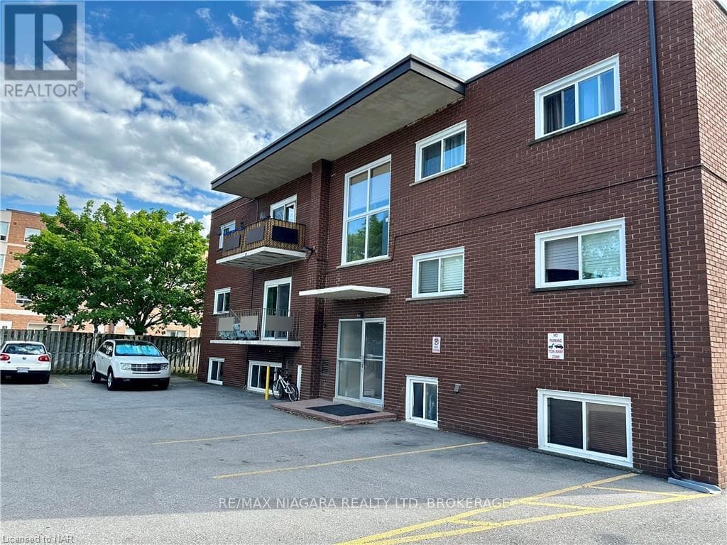 Single Family at 7- 286 VINE Street, St. Catharines (Carlton/Bunting), Ontario - Photo 3 - RE/MAX Garden City Realty
