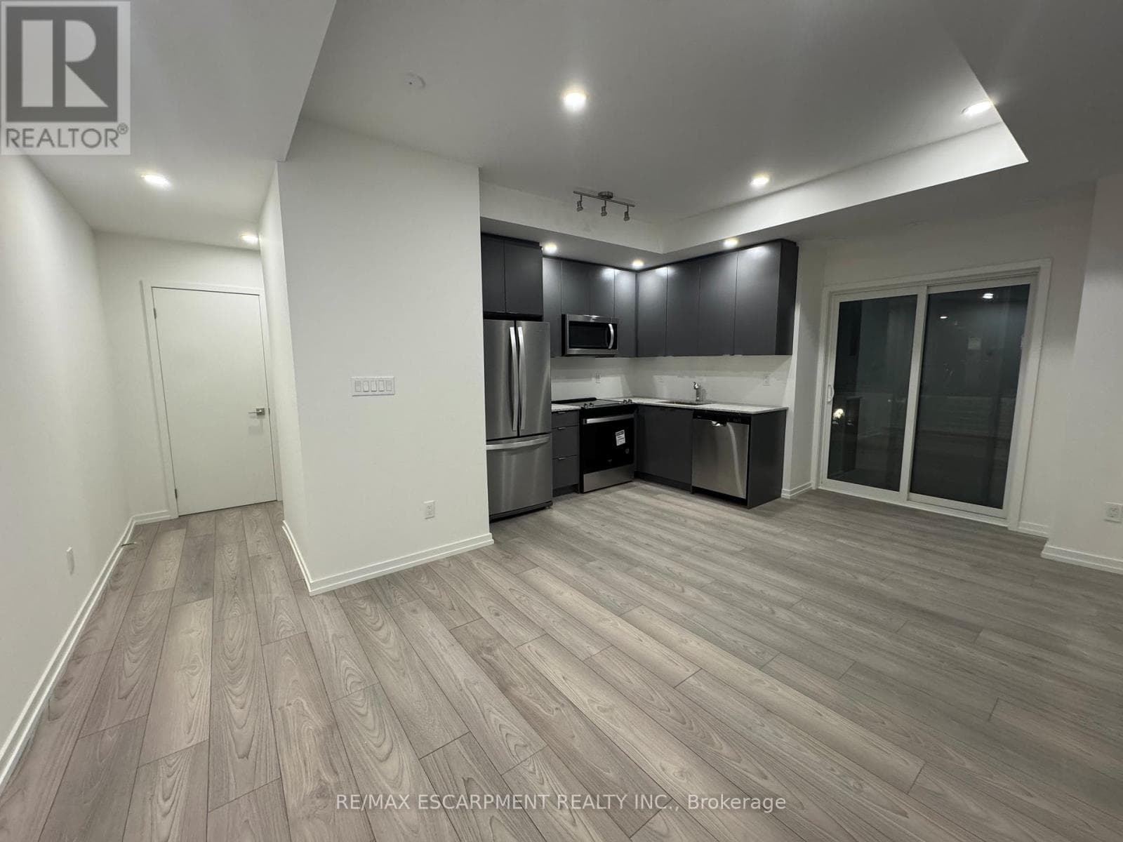 Single Family at 27- 17 Lytham Green Circle, Newmarket (Glenway Estates), Ontario - Photo 3 - RE/MAX Garden City Realty