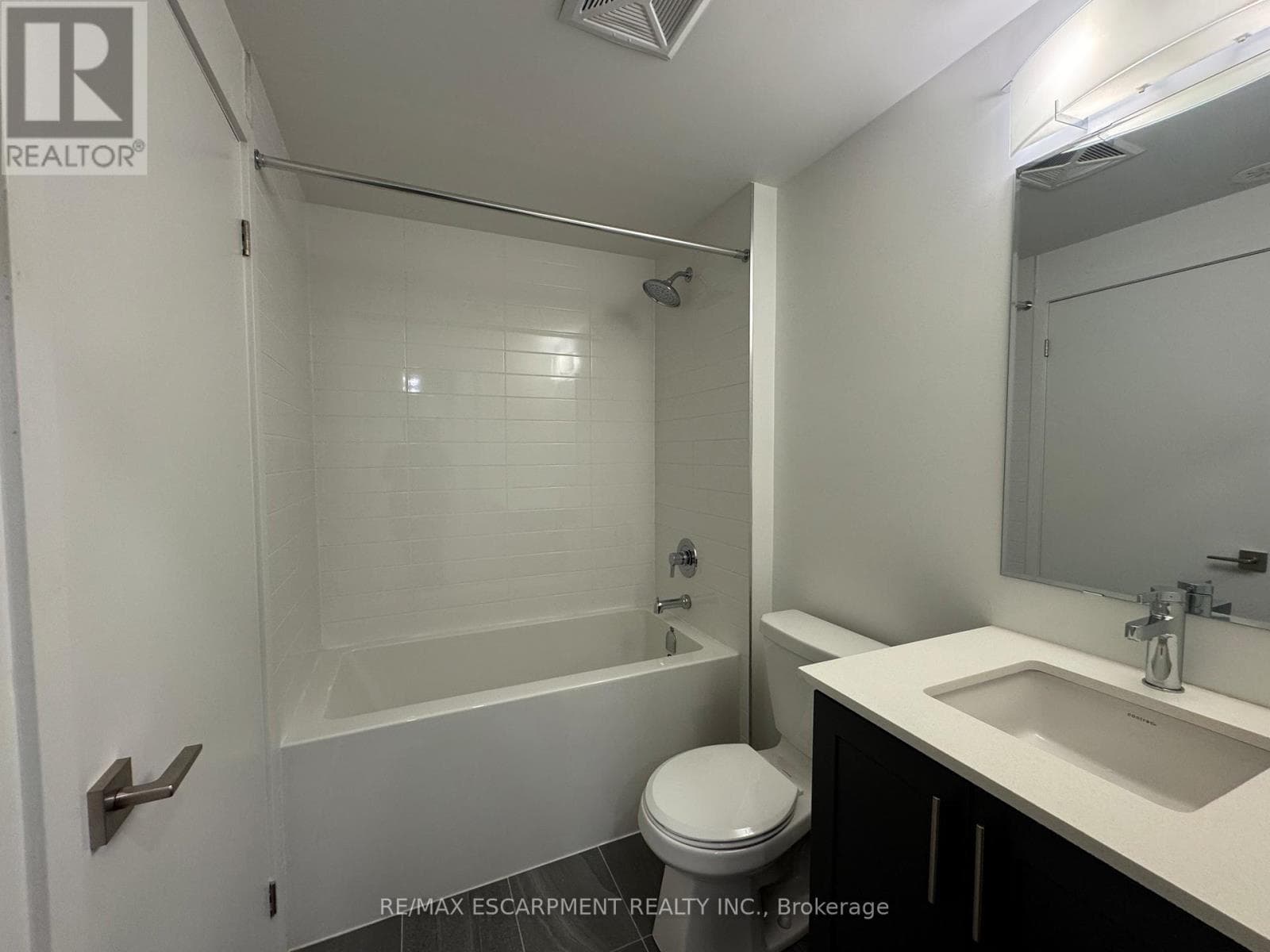 Single Family at 27- 17 Lytham Green Circle, Newmarket (Glenway Estates), Ontario - Photo 5 - RE/MAX Garden City Realty