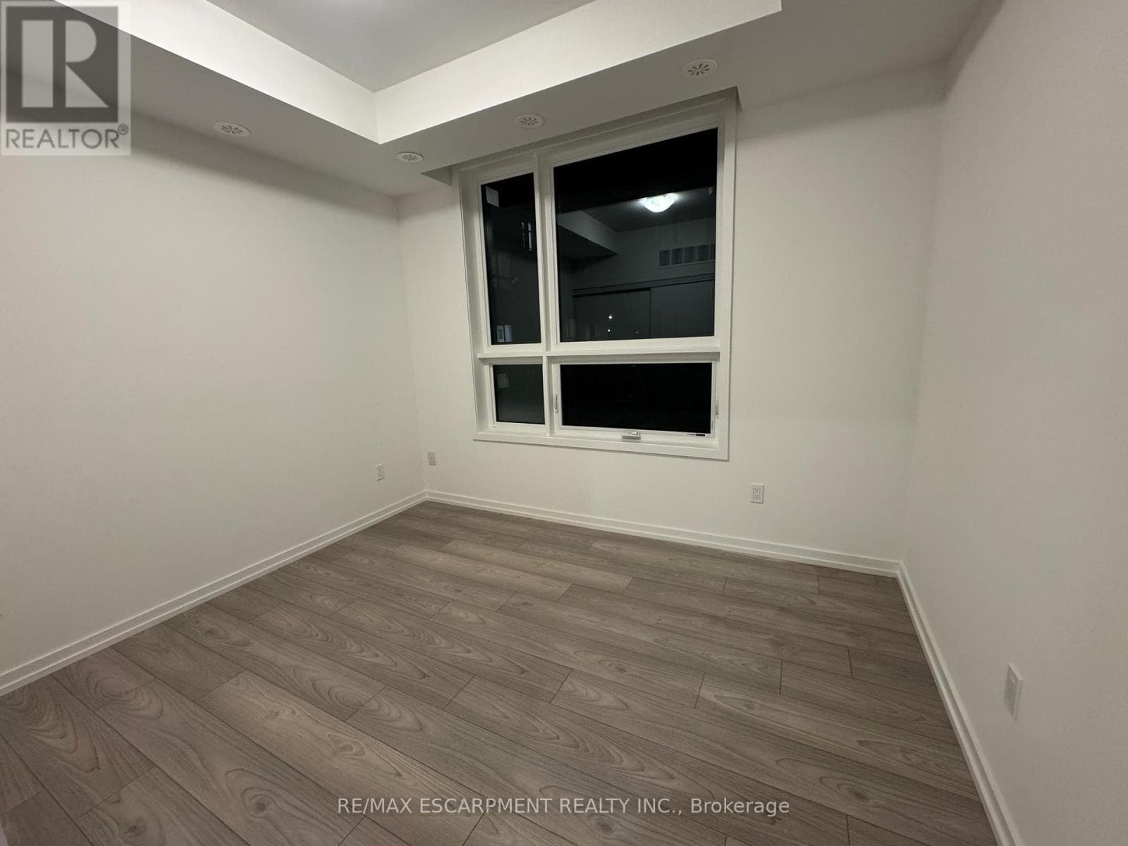 Single Family at 27- 17 Lytham Green Circle, Newmarket (Glenway Estates), Ontario - Photo 7 - RE/MAX Garden City Realty