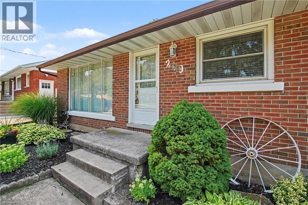 Single Family at 209 FRANKLIN Street, Kitchener, Ontario - Photo 3 - RE/MAX Garden City Realty