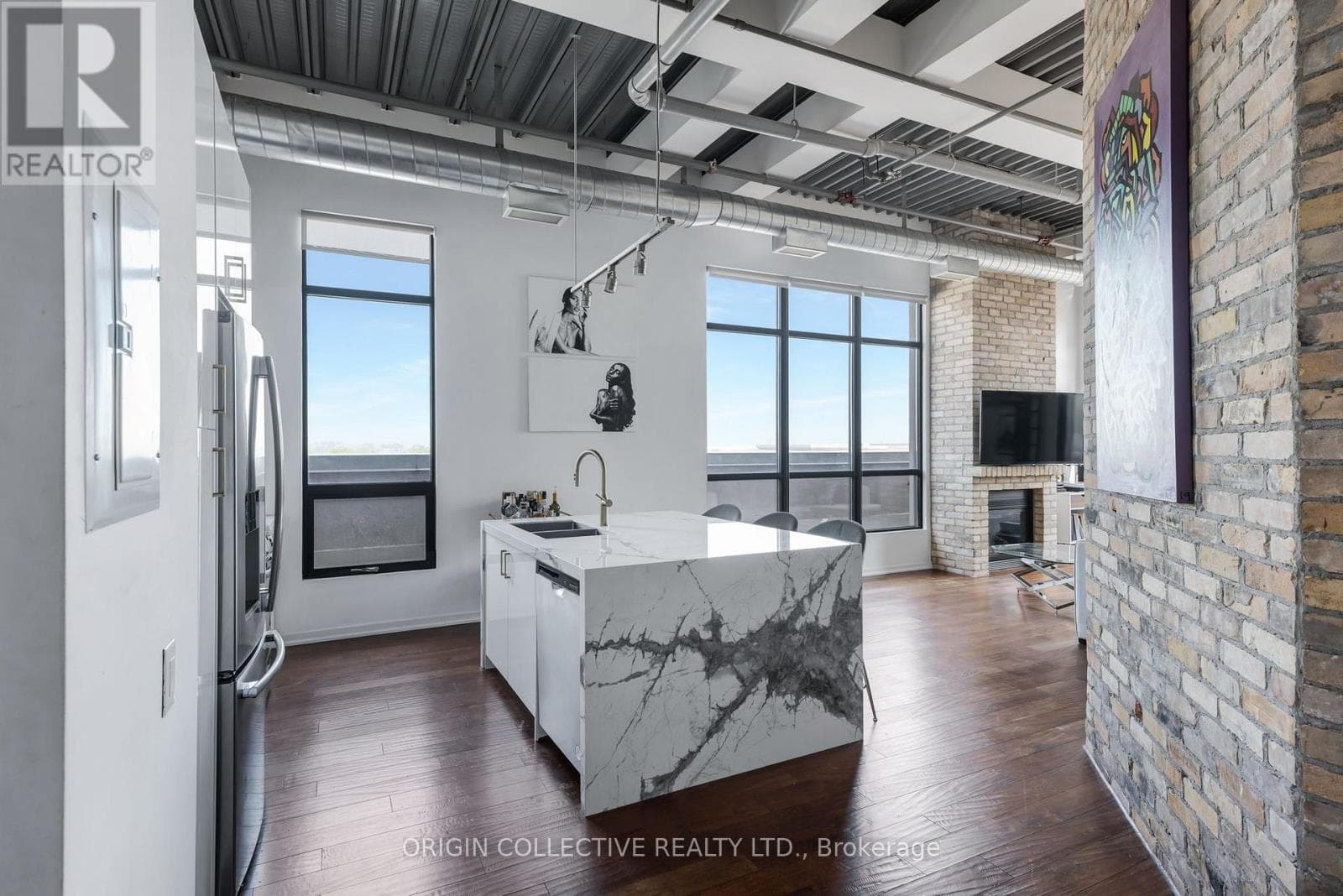 PH2- 736 Dundas Street