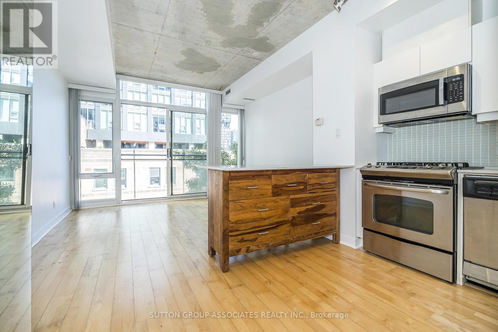 405- 127 Queen Street