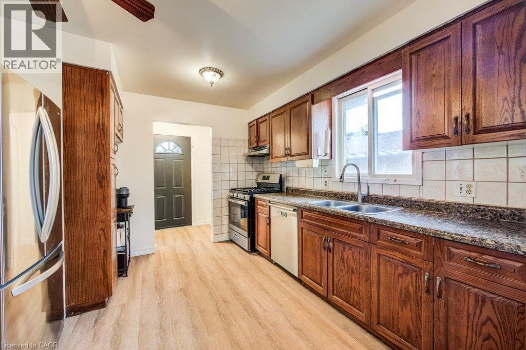 Single Family at 143 SUNRISE Place, Kitchener, Ontario - Photo 7 - RE/MAX Garden City Realty