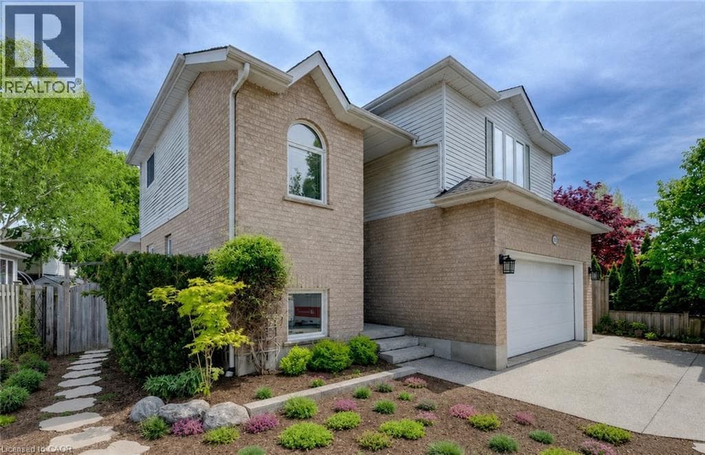 Single Family at 464 NORTHLAKE Drive, Waterloo, Ontario - Photo 3 - RE/MAX Garden City Realty