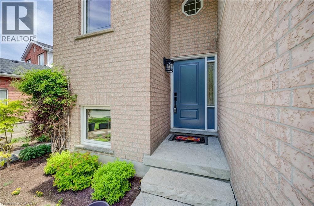 Single Family at 464 NORTHLAKE Drive, Waterloo, Ontario - Photo 4 - RE/MAX Garden City Realty