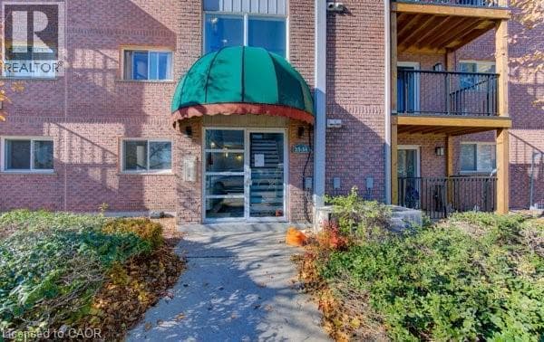 Single Family at 27- 3085 KINGSWAY Drive, Kitchener, Ontario - Photo 2 - RE/MAX Garden City Realty