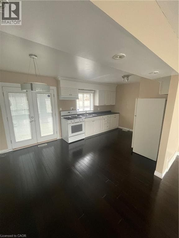 Single Family at 124 AVALON Place, Kitchener, Ontario - Photo 5 - RE/MAX Garden City Realty