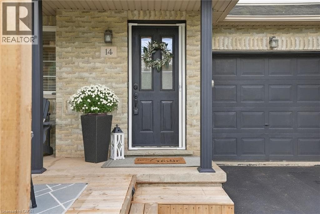 Single Family at 14 KENYON Crescent, Grimsby, Ontario - Photo 4 - RE/MAX Garden City Realty