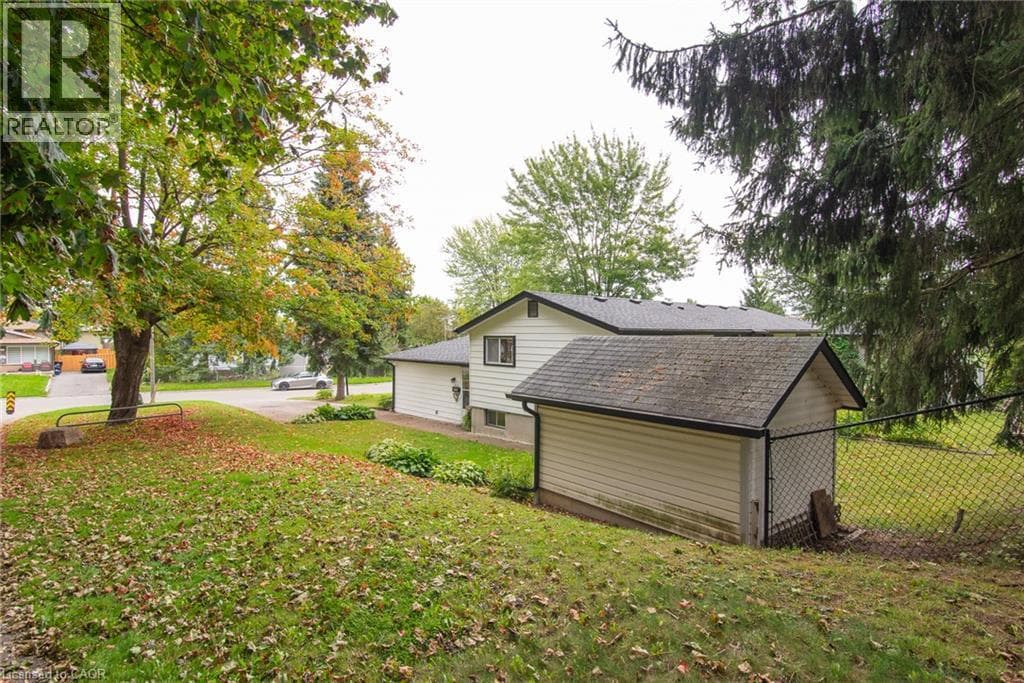 Single Family at 218 PINEDALE Drive, Kitchener, Ontario - Photo 9 - RE/MAX Garden City Realty