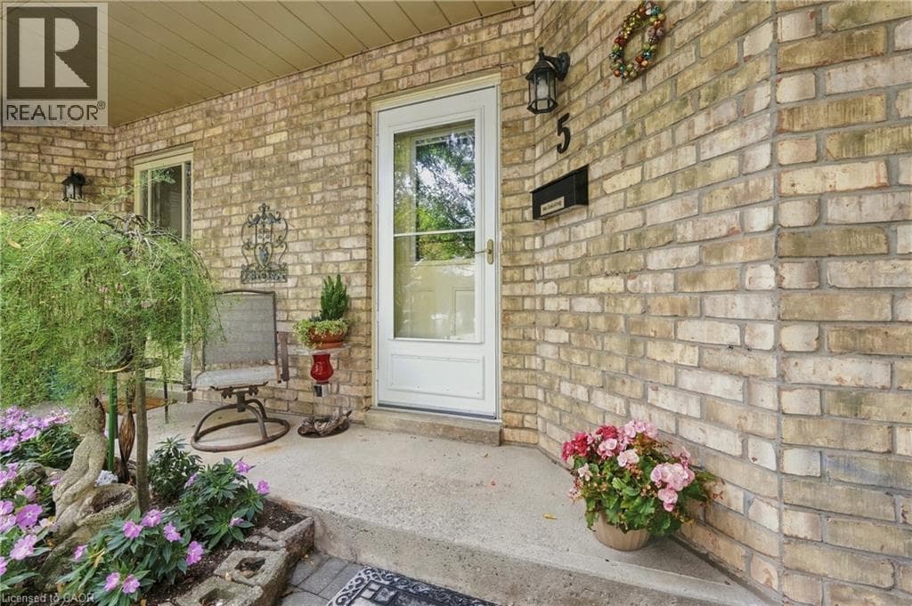 Single Family at 5- 9 WENTWORTH Drive, Grimsby, Ontario - Photo 4 - RE/MAX Garden City Realty