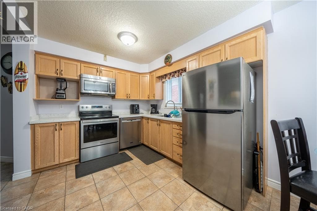 Single Family at 237 GREY FOX Drive, Kitchener, Ontario - Photo 10 - RE/MAX Garden City Realty