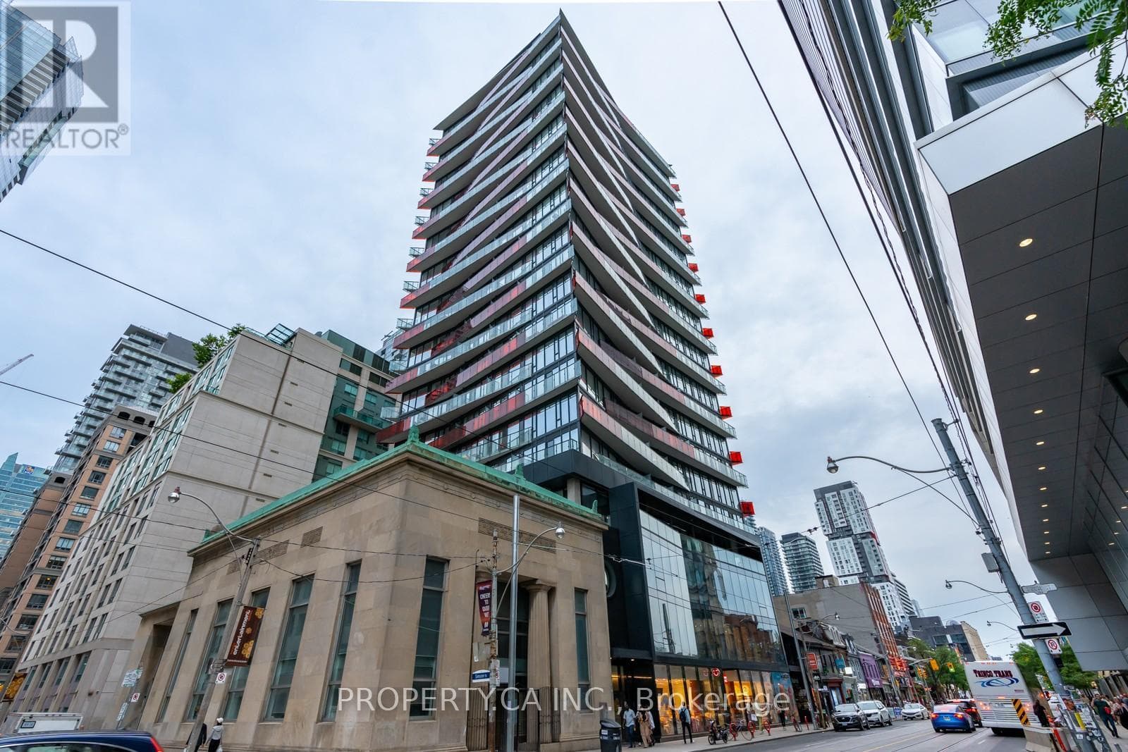 1616- 215 Queen Street