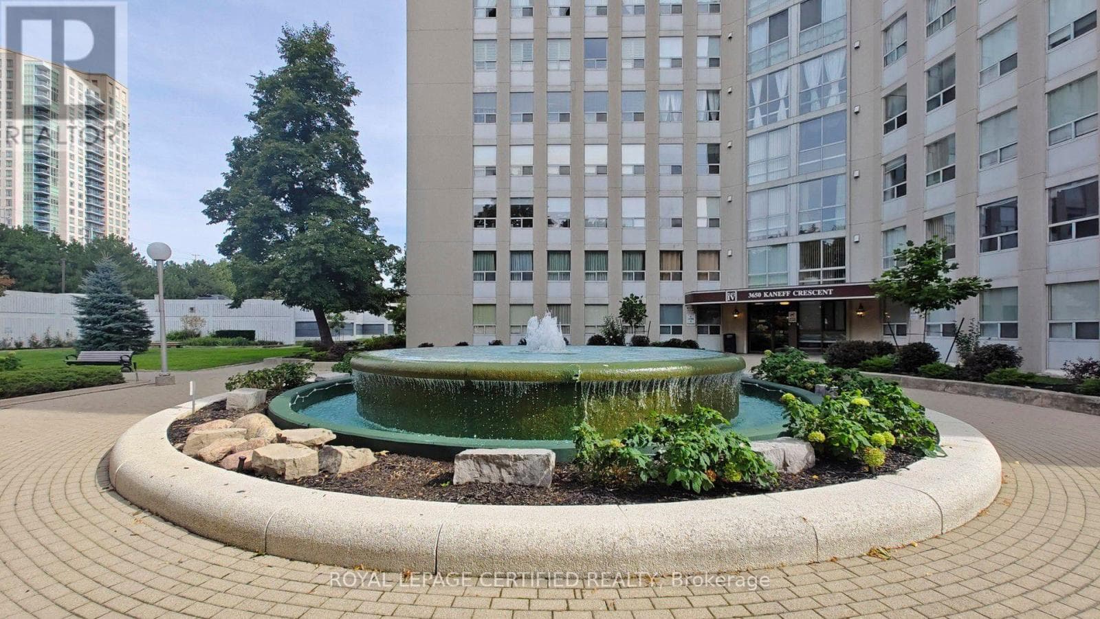 802- 3650 Kaneff Crescent