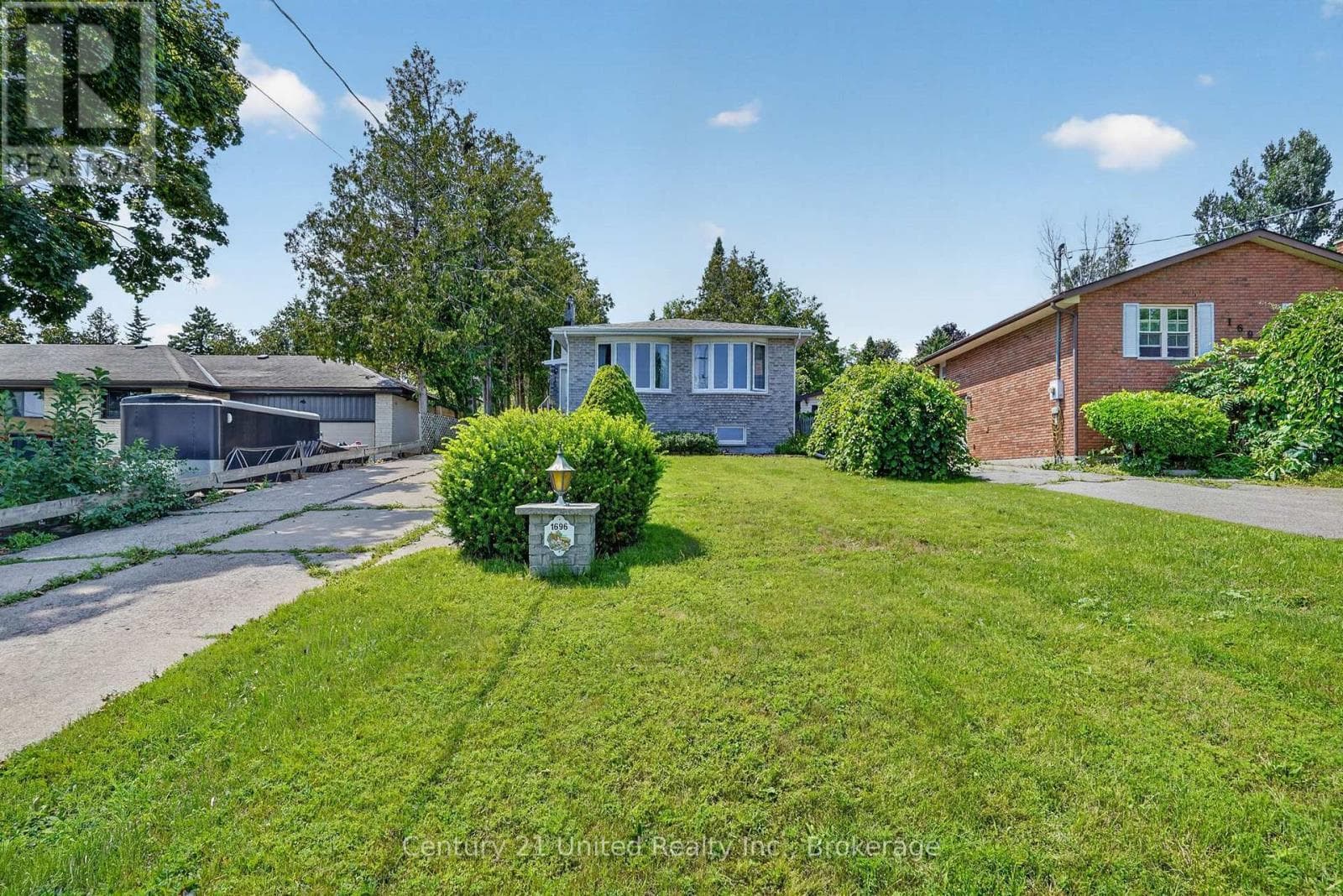 1696 Applewood Crescent