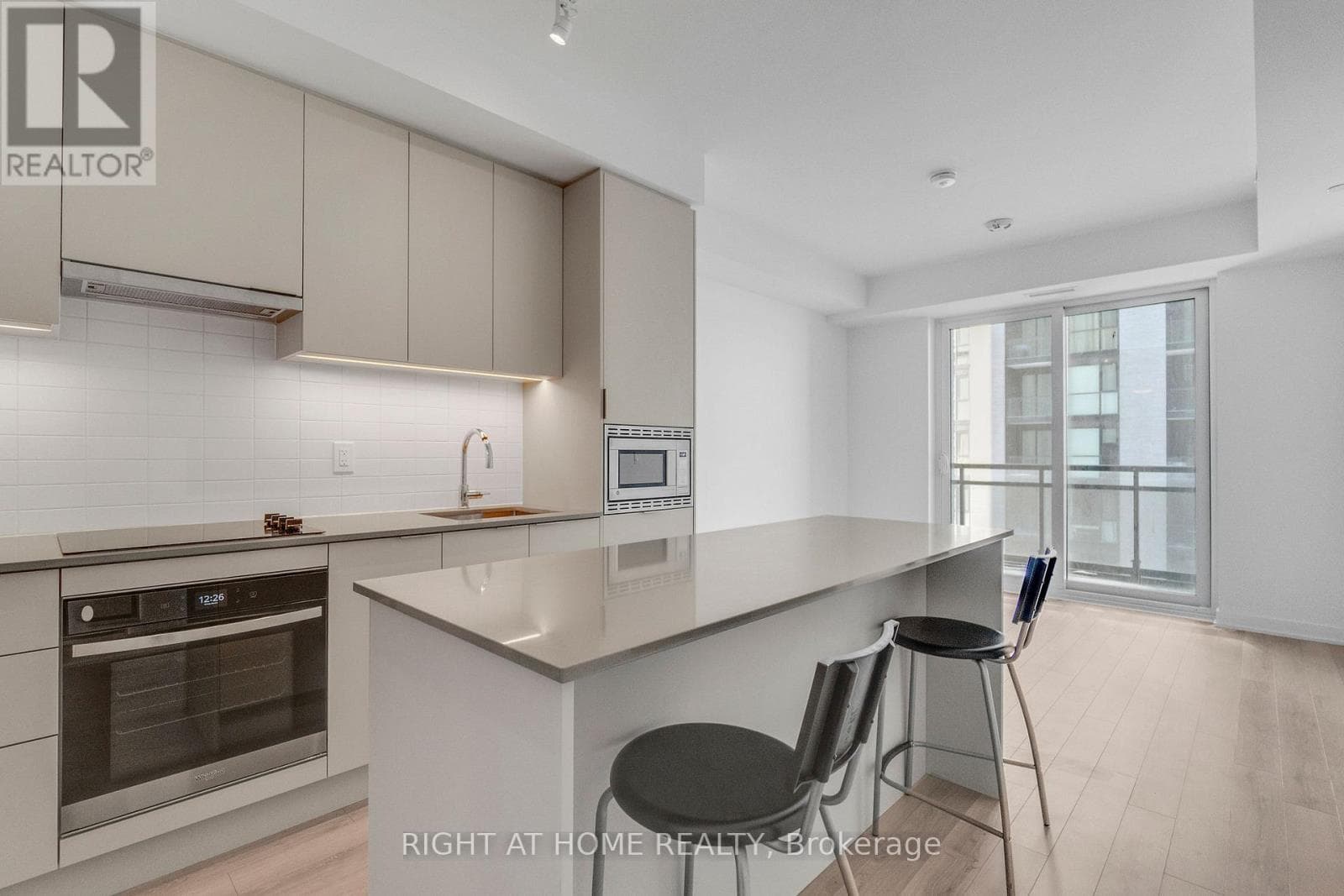902- 3071 Trafalgar Road